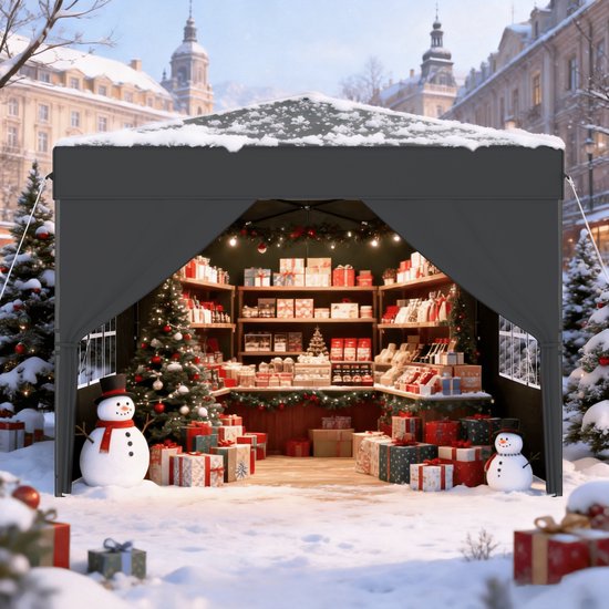 Zwarte partytent op een besneeuwde markt, versierd voor Kerstmis met cadeaus, kerstbomen en sneeuwpoppen.