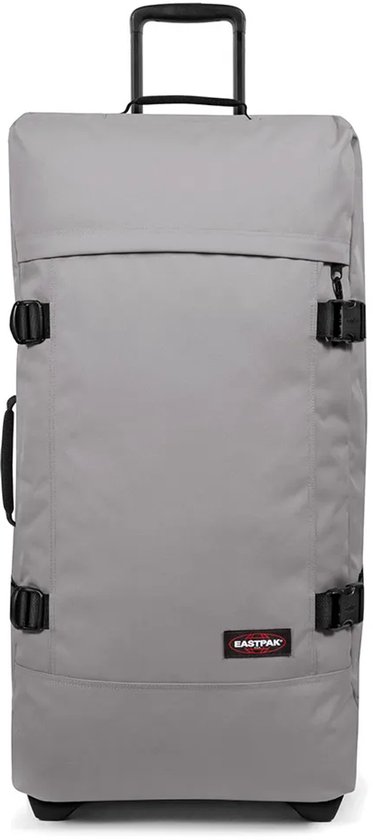 Grijze Eastpak koffer met zwarte banden, handvatten en wielen. Met rits en gespen.