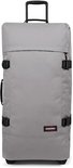 Grijze Eastpak koffer met zwarte banden, handvatten en wielen. Met rits en gespen.
