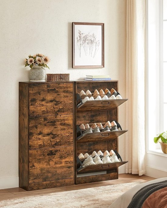 Meuble à chaussures en bois avec 3 abattants, rempli de chaussures, à côté d'une armoire fermée, dans une chambre.