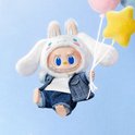 Labubu Cinnamoroll met denim outfit en blauwe hoodie, met witte en blauwe ballonnen.