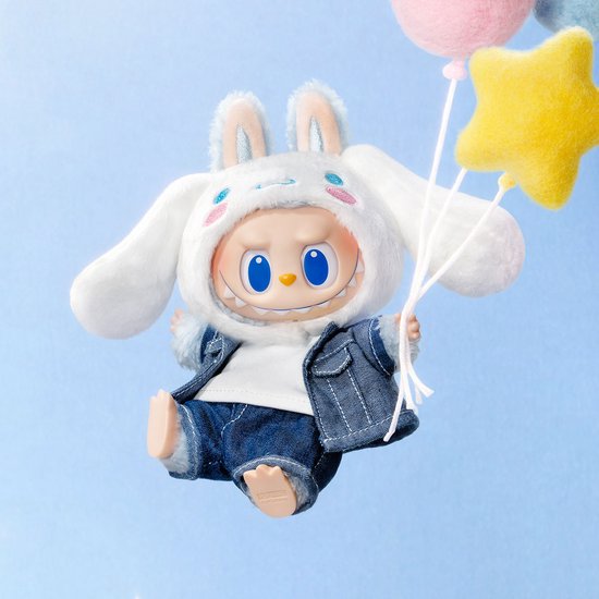 Labubu Cinnamoroll met denim outfit en blauwe hoodie, met witte en blauwe ballonnen.