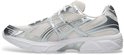Zijaanzicht van een witte ASICS sneaker met zilveren details en mesh.