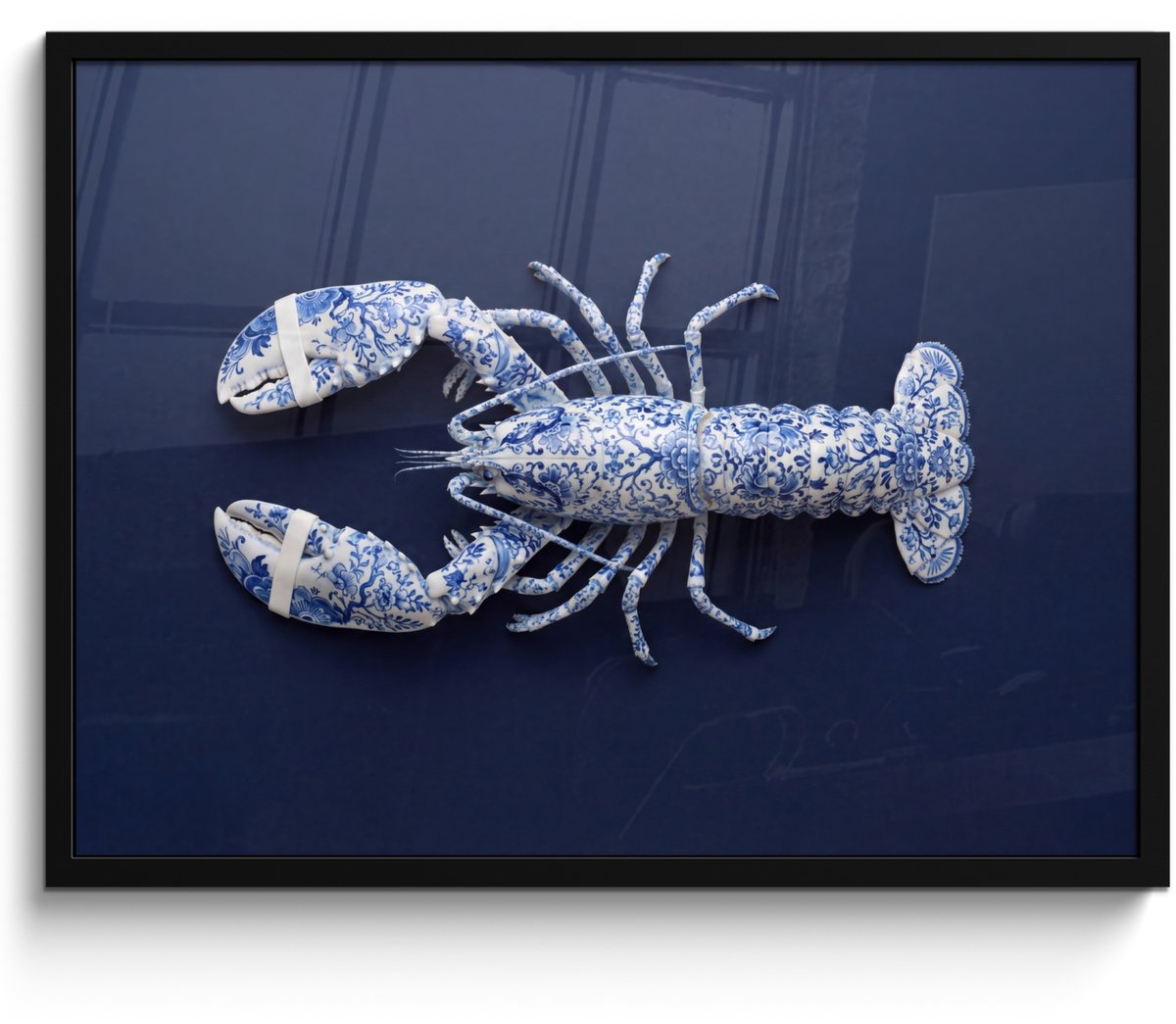 FrameYourWall Poster in lijst - Fotolijst 70x50 cm - Posters - Kreeft - Porselein - Delfts - Blauw - Posterlijst zwart - Decoratie - Wanddecoratie woonkamer - Muurdecoratie slaapkamer