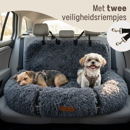 Donkergrijs, pluizig hondenbed in de auto met twee kleine honden erop, met twee veiligheidsriempjes.