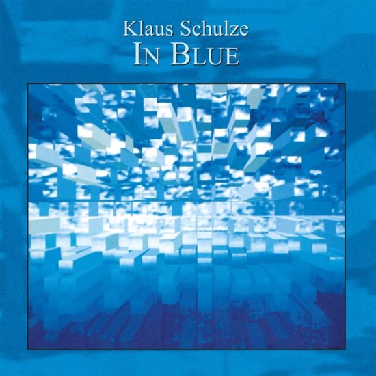 Albumhoes met de titel 'Klaus Schulze IN BLUE'. Abstracte blauwe kubussen vormen een dynamisch landschap.