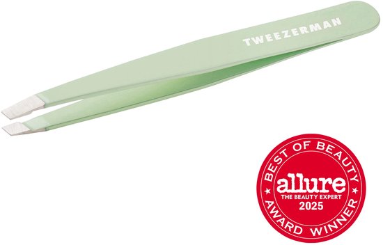 Lichtgroene Tweezerman schuin pincet met "Allure Best of Beauty Award Winner 2025" sticker.