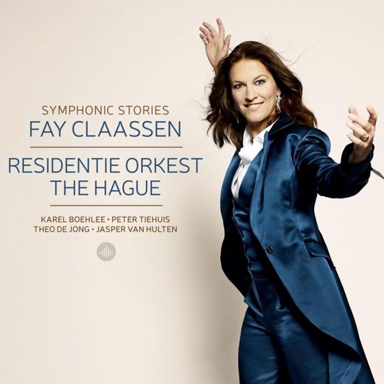 Fay Claassen in blauw satijnen pak, armen geheven. "Symphonic Stories Fay Claassen Residentie Orkest The Hague"