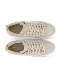 Crème suède lage sneakers met beige veters, van bovenaf gezien.