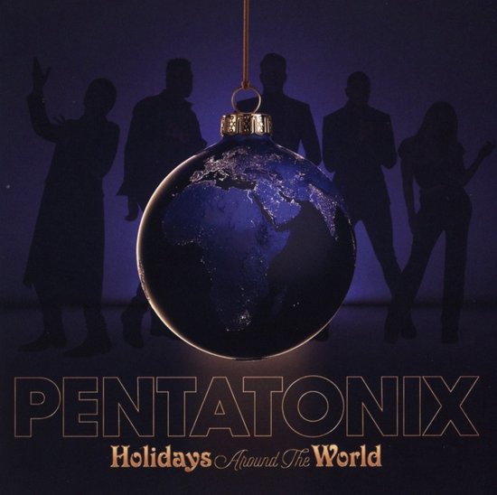 Albumhoes met de tekst Pentatonix Holidays Around The World, met een kerstbal met de aarde erop en vijf silhouetten op de achtergrond.
