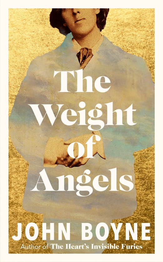 Couverture du livre 'The Weight of Angels' par John Boyne. Une silhouette dans un costume se tient sur un fond doré, avec le titre en grandes lettres blanches.