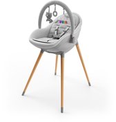Grijze kinderstoel met speelboog met knuffels en regenboog, op houten poten.