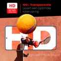 Een smartphone met tenniswedstrijd op het scherm, met daarop een tennisbal. Benadrukt 100% transparantie en high-definition beeld.