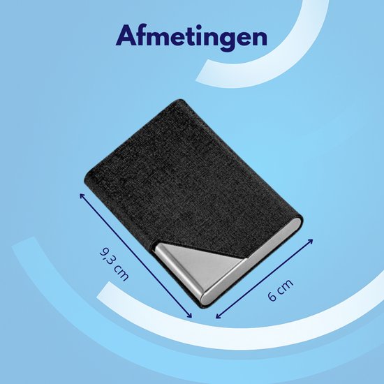 Zwarte visitekaarthouder, 9,3 cm lang en 6 cm breed, met zilverkleurige accenten.