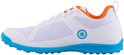 Witte hockeyschoen met blauwe zool, oranje voering en blauw logo op zijkant.