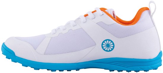Witte hockeyschoen met blauwe zool, oranje voering en blauw logo op zijkant.