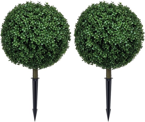 Twee kunstmatige, ronde, groene buxusbollen op zwarte palen, geïsoleerd op een witte achtergrond.