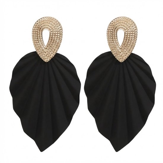 Paar grote statement oorbellen met zwarte, gevouwen bladvormige hangers en gouden, textuur hangertjes.