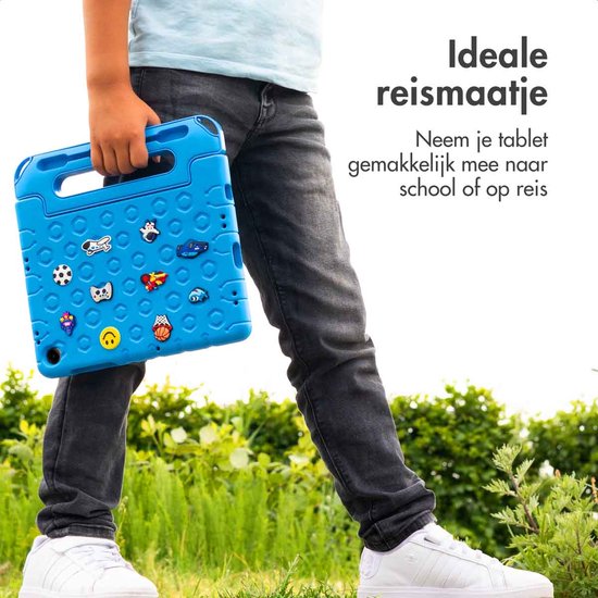Kind draagt blauwe tablet hoes met opdrukken, ideaal voor school of op reis.