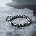 Donkere, glanzende kralenarmband met zwarte koord en een zilverkleurig vierkant bedeltje met de letter A.