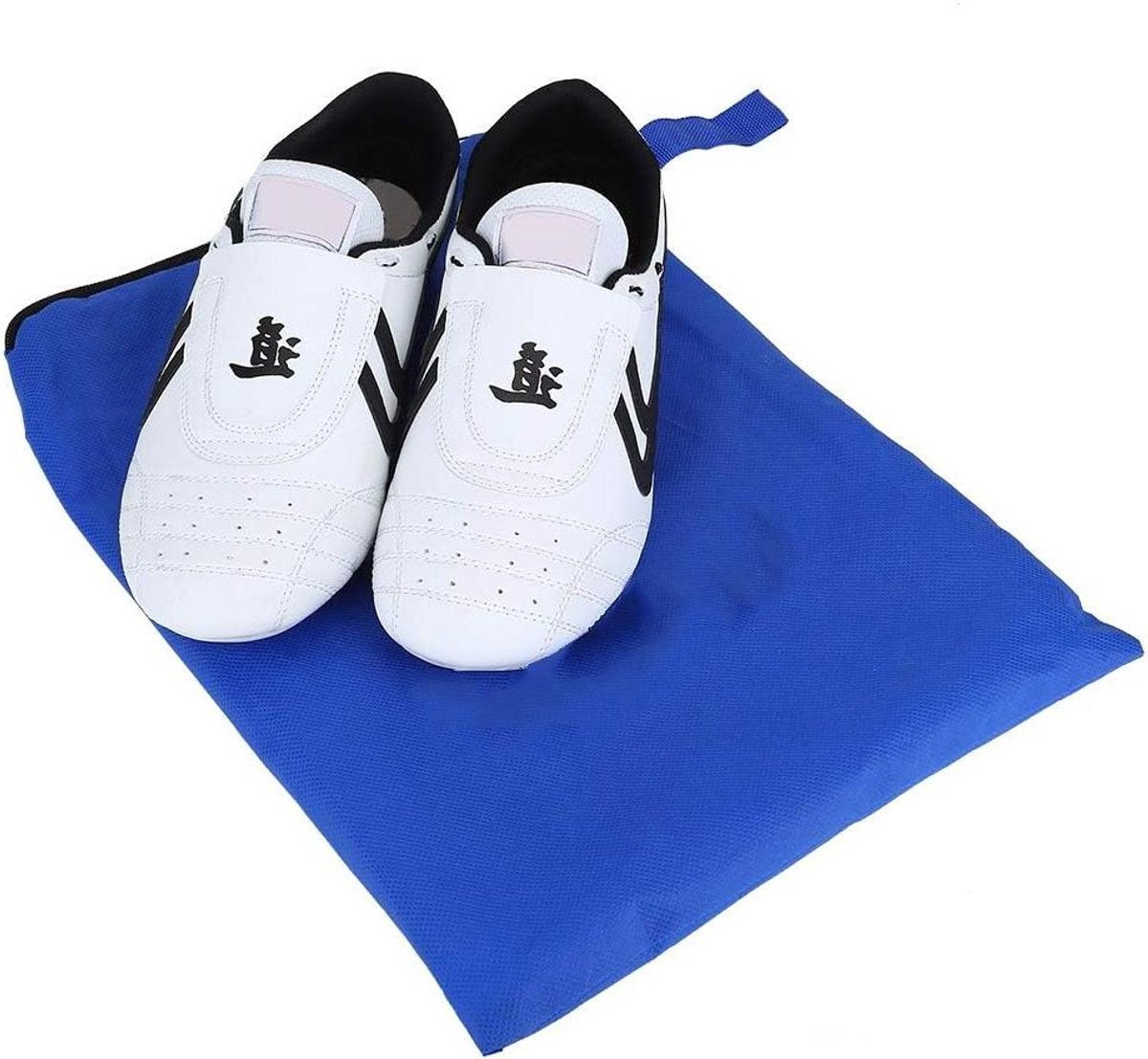 Lichtgewicht Taekwondo schoenen in het wit met zwarte details, naast een blauwe opbergtas. Geschikt voor diverse vechtspor...