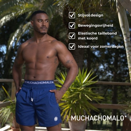 Man van voren gezien in blauwe zwemshort met trekkoord, logo op tailleband, buiten.