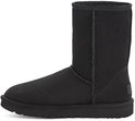 Zwarte UGG Classic Short II laars, schoenmaat 38, van suède met een rubberen zool en witte stiksels.