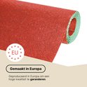 Opgerolde rode kunstgras met een 'EU Gemaakt in Europa' cirkel.