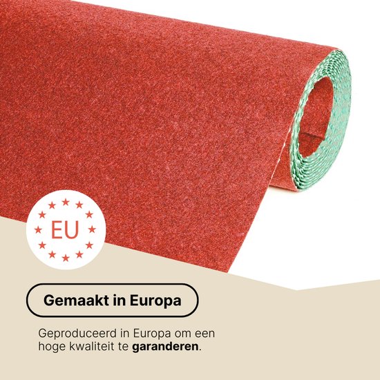 Opgerolde rode kunstgras met een 'EU Gemaakt in Europa' cirkel.