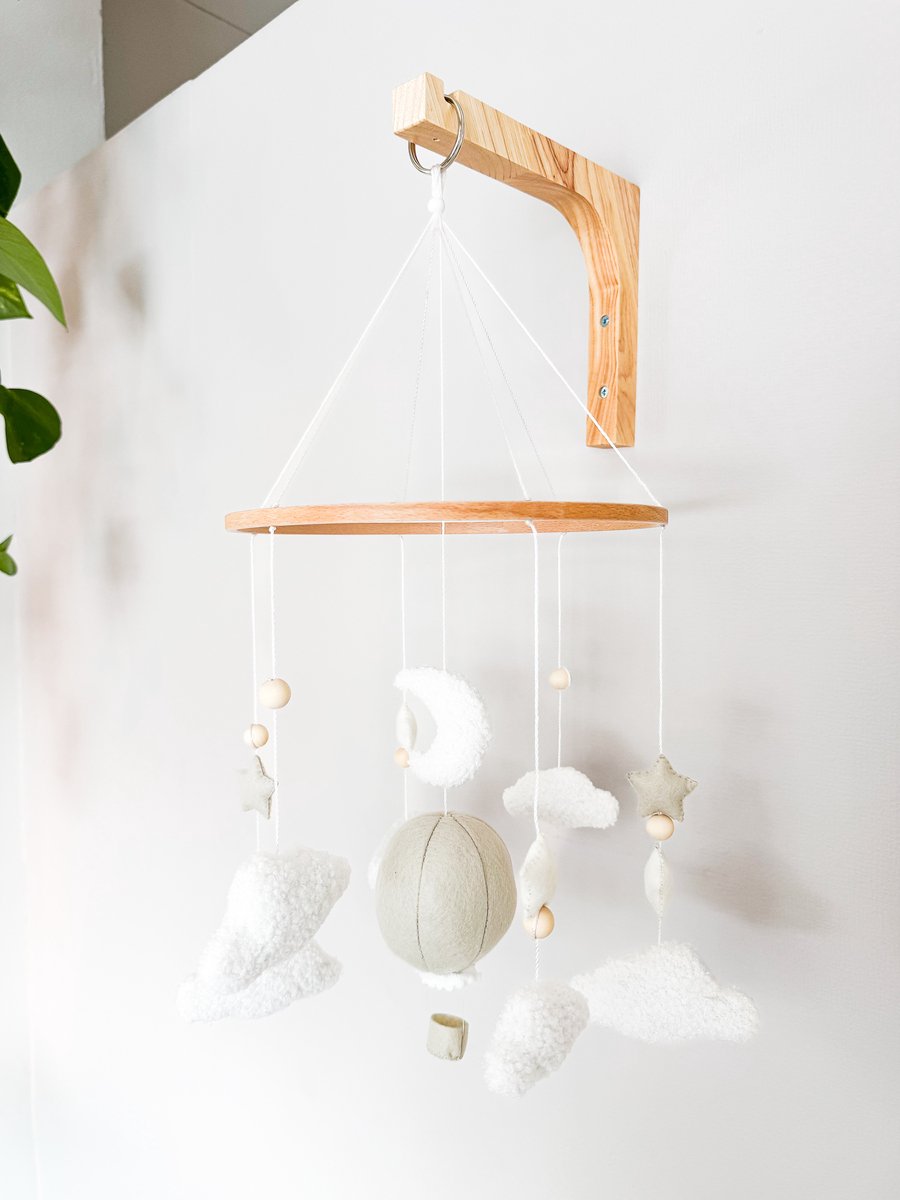 WallWood - Babymobiel met wolken en luchtballon - rechte natuurlijk houten wanddrager - complete set babykamer - kraamcadeau