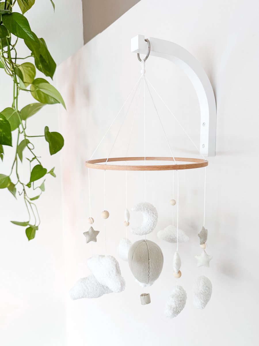 WallWood - Babymobiel met wolken en luchtballon - gebogen houten wanddrager wit - complete set babykamer - kraamcadeau