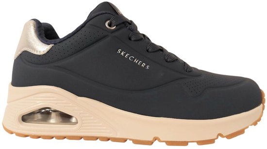 Donkerblauwe Skechers sneaker met zilveren detail op de hiel en een beige zool met luchtdemping.