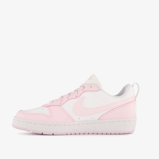 Witte lage sneaker van Nike met roze accenten en Nike logo op de zijkant.