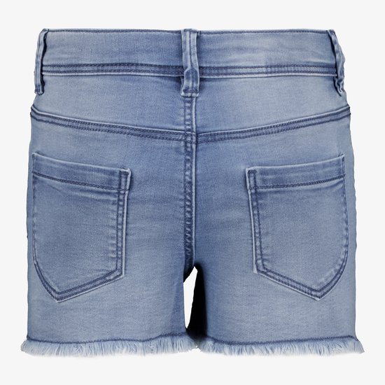 Achterkant van een lichtblauwe spijkerbroekshorts met twee opgestikte zakken en rafelige zoom.