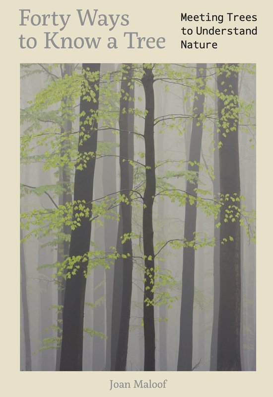 Boekomslag met de titel 'Forty Ways to Know a Tree Meeting Trees to Understand Nature' door Joan Maloof, met op de voorgrond jonge groene bladeren aan bomen in mist.