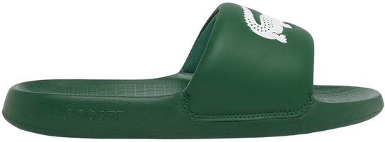Donkergroene Lacoste slipper met witte krokodillenopdruk op de band.