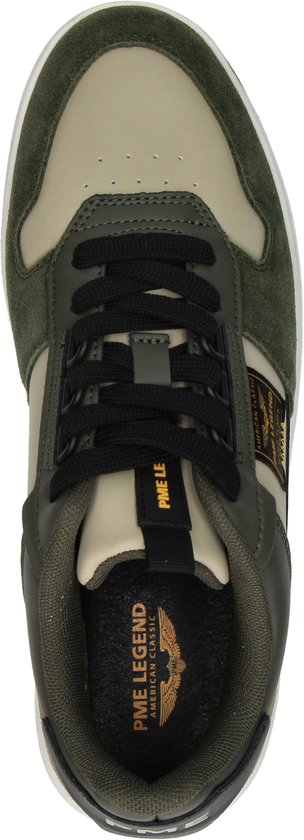 Bovenaanzicht van een groene sneaker met beige en grijze panelen, zwarte veters en PME Legend logo.