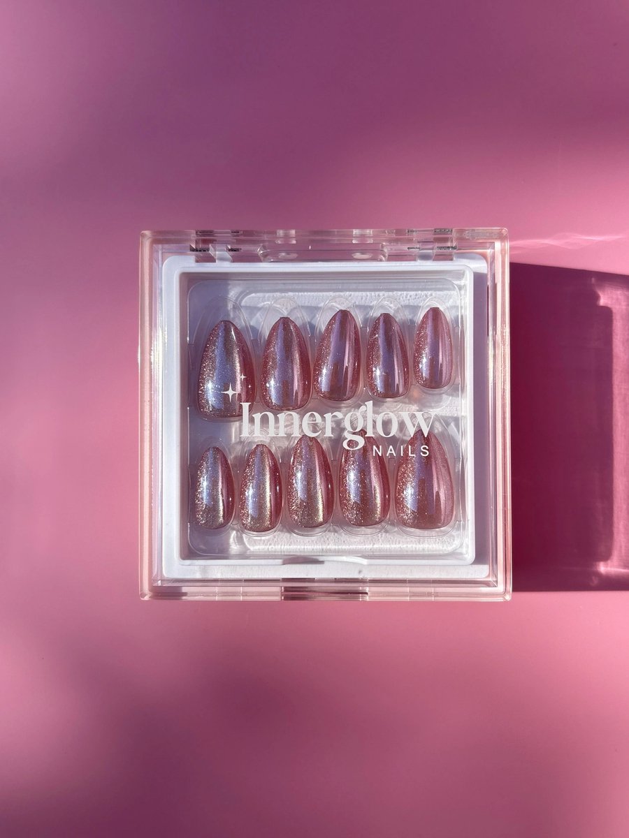 Innerglow Nails - Style ‘Metallic Rose’ - Korte Amandel Glitter Nagels - Chrome Nail - Hoge Kwaliteit Soft Gel - 24-28 stuks Plaknagels - All-in-one Nail Kit met Nagellijm - Nepnagels - Kunstnagels - Zelfklevende Nagels