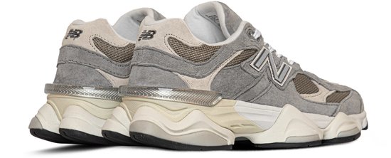 Achterkant van grijze New Balance U9060 sneakers met beige details en zilveren accent.