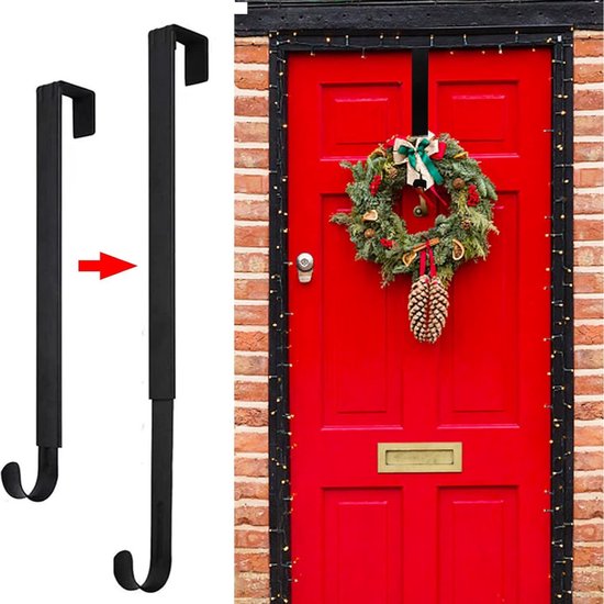 Zwarte deurhaken, waarvan één aan een rode deur met kerstkrans.