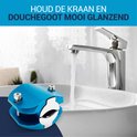 Blauwe magnetische waterontharder naast een glanzende kraan boven een wasbak.