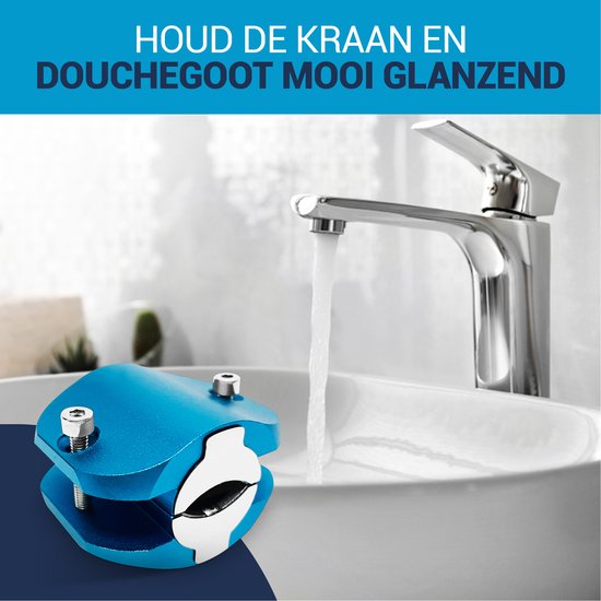 Blauwe magnetische waterontharder naast een glanzende kraan boven een wasbak.