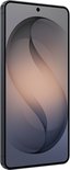 Zijaanzicht van de voorkant van een zwarte Samsung Galaxy S26+ smartphone.