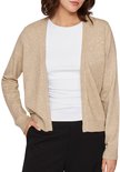 Model draagt een beige gebreid vest open aan de voorkant, met lange mouwen en een witte top eronder.