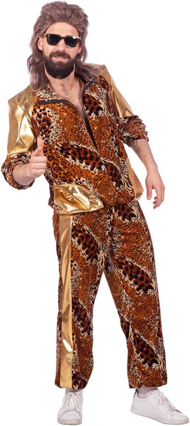 Herensportpak met luipaardprint, gouden mouwen en zakken. Man met grijze pruik, baard, zonnebril.