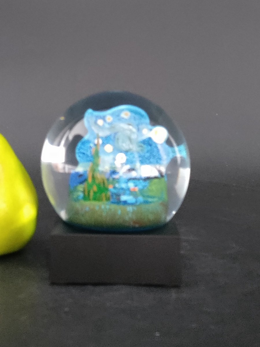 De Sterrennacht Sneeuwbol – Glazen Sneeuwbol met 3D Miniatuur van Vincent van Gogh – 12 cm