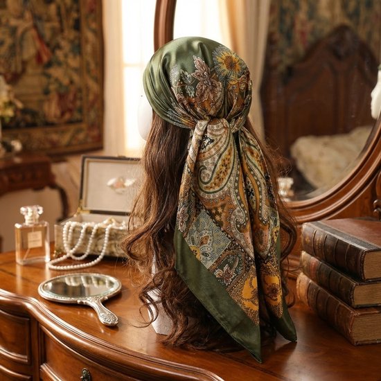 Hoofddoek van groene satijn met paisley print, gedragen op een pruik, opgemaakt op een kaptafel.