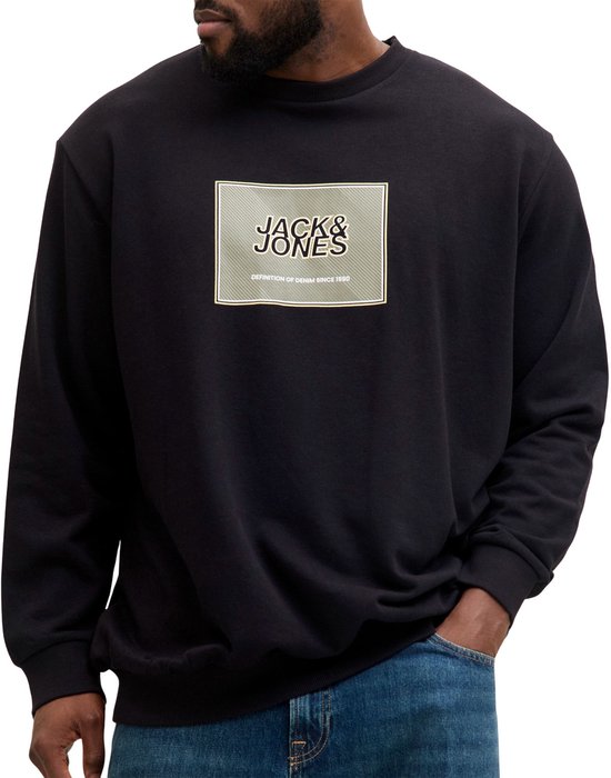 Zwarte sweater met een opvallende rechthoekige print op de borst met de tekst "JACK & JONES DEFINITION OF DENIM SINCE 1990".