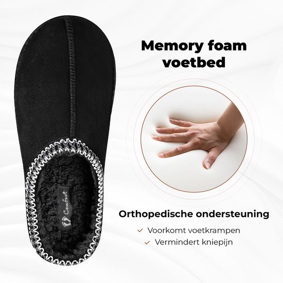 Zwarte pantoffel met witgebreide rand en memory foam voetbed, die orthopedische ondersteuning biedt.