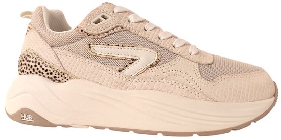 Licht beige sneaker met slangenprint textuur, luipaardprint en wit logo.
